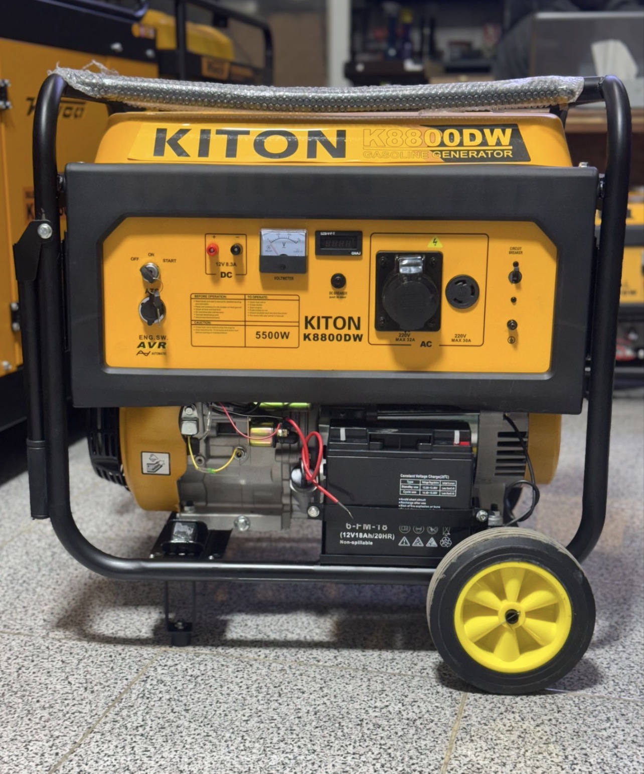 مدل K8800DW 🟡 5.5 کیلووات بنزینی استارتی برند کیتون 🟡 خروجی 22 آمپر تکفاز 🟡سیستم راه اندازی استارتی 🟡دارای خروجی اتومات استارت  🟡سوخت بنزین 🟡مصرف سوخت ساعتی 1 لیتر 🟡 دارای دو نمایشگر دیجیتال و آنالوگ  🟡 سیم پیچ صددرصد مس 🟡دارای یک خروجی صنعتی تکفاز و یک خروجی خانگی تکفاز  🟡دارای چرخ و دسته 🟡دارای سیستم تثبیت ولتاژ (AVR) 🟡مخزن بنزین 25 لیتر 🟡دارای خروجی 12 ولت DC 🟡1 سال گارانتی موتوری و 10 سال خدمات پس از فروش
